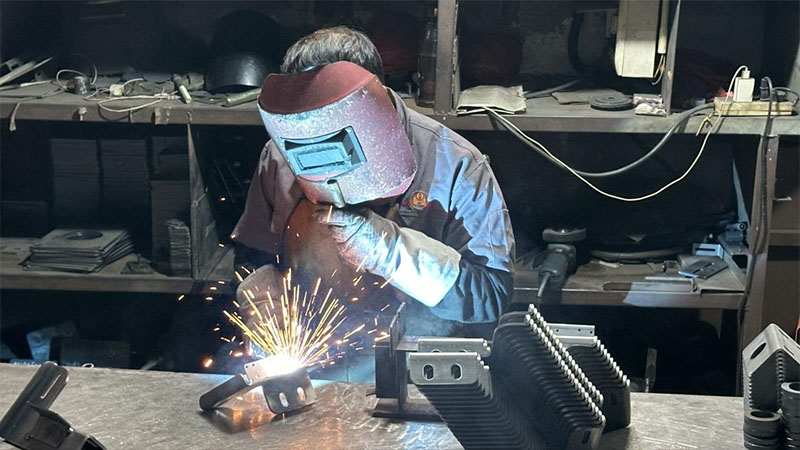 La tecnología y los servicios personalizados comienzan a un nuevo pináculo del procesamiento de chapa de metal